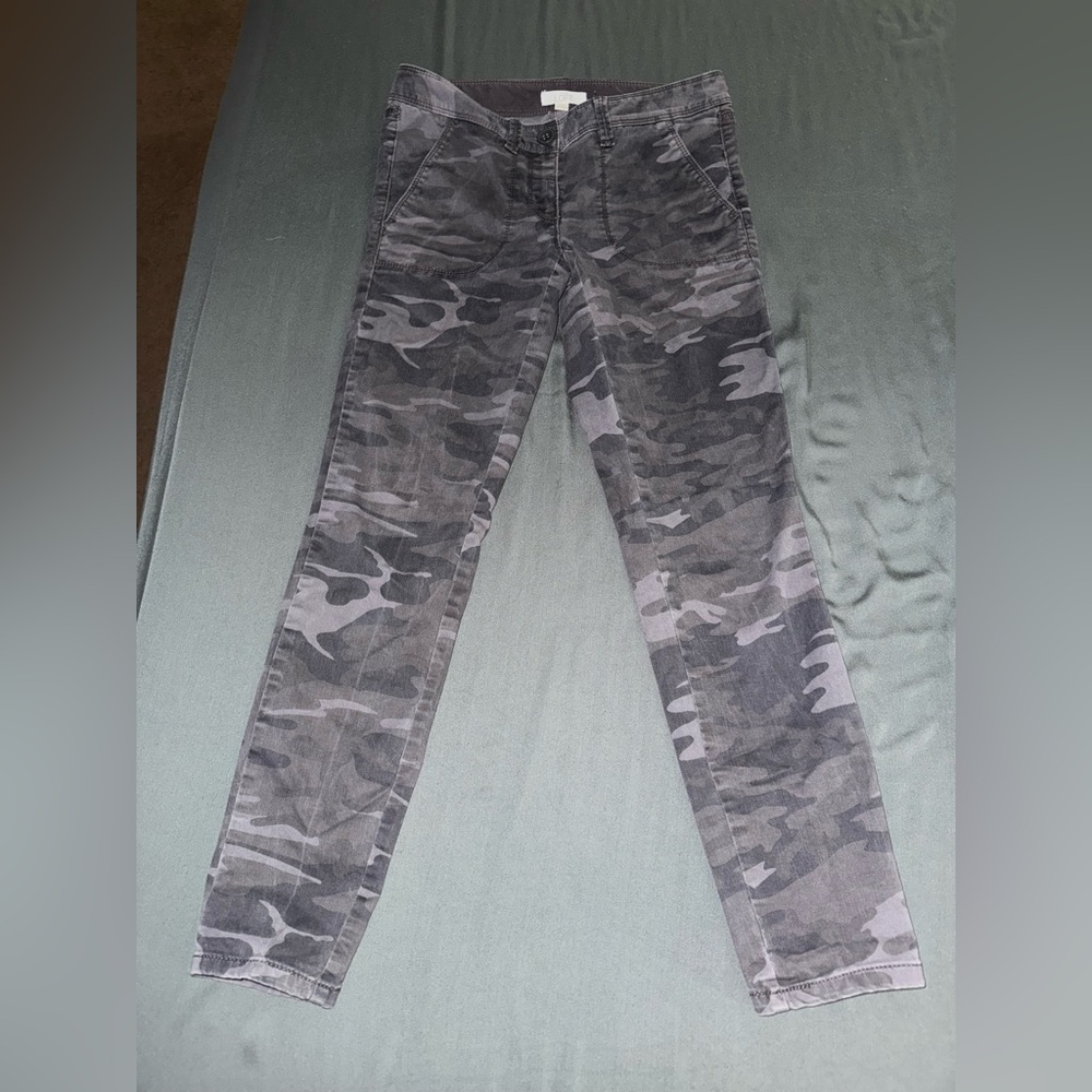 EUC WOMENS CAMO LOFT SIZE 2 PETITES PANTS